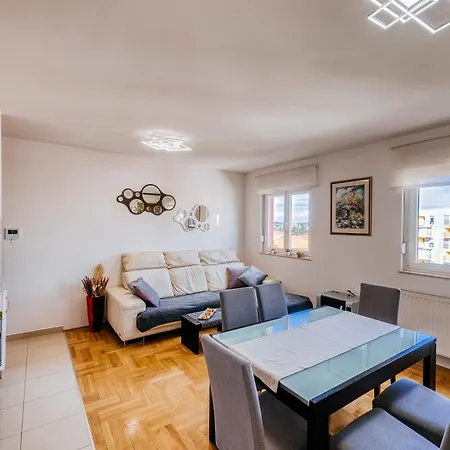 Vista - With Free Parking *