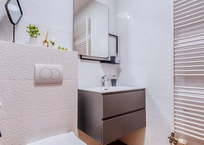 Vista - With Free Parking *